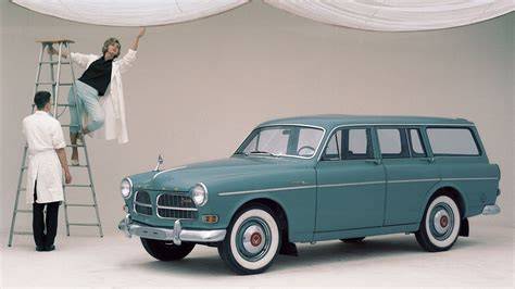 Two-piece tailgate illustration of Volvo Amazon estate with lower tailgate folding down and upper section hinged overhead