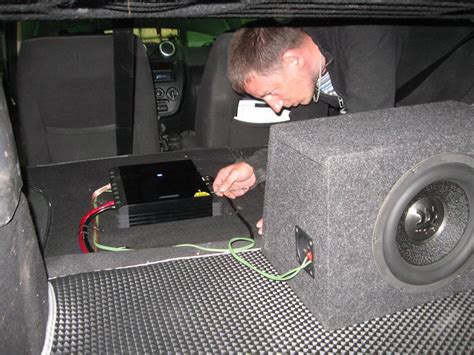 Detailní pohled na instalaci subwooferu v Citroën C2