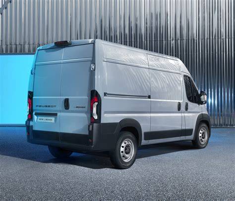 Infografika: Přehled rozměrů a verzí Peugeot Boxer
