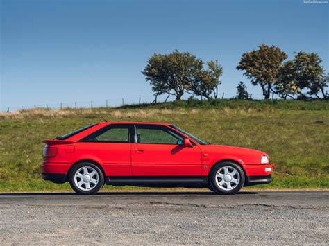 Sportovní silueta Audi Coupé S2 s výrazným zadním spoilerem