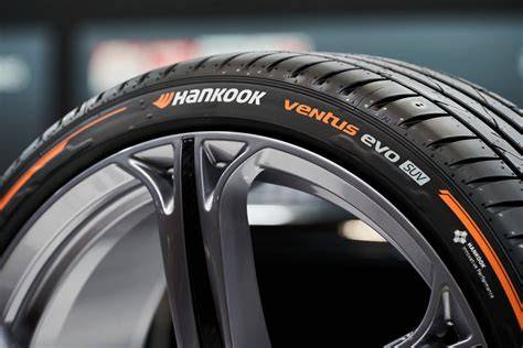 Infografika: srovnání výkonů Hankook Ventus Evo a Continental PremiumContact 7 na suchu a mokru