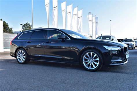 Infografika: Stručný rozpis motorů Volvo V90 D4 a doplňující výbavy Momentum, Inscription a R-Design
