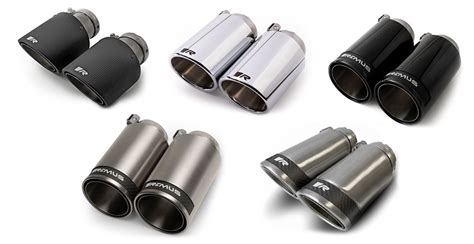 Detailní záběr na sportovní karbonovou koncovku výfuku