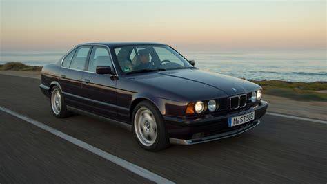 Infografika: Rozdíly verzí BMW E34 (sedan, touring, sport) a jejich typické motorizace