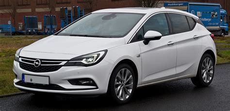 Grafika: Srovnání verzí Opel Astra Enjoy a klíčových prvků výbavy
