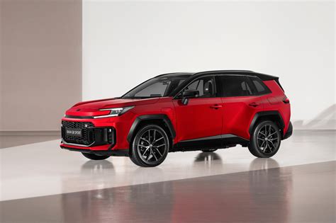 Čelní pohled na Toyotu RAV4 Adventure s výraznou černou maskou chladiče a novými mlhovkami