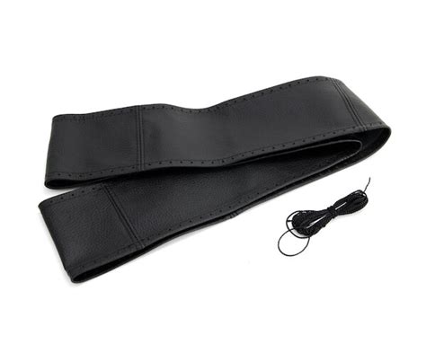 Detailní fotografie procesu šněrování opletení na volantu