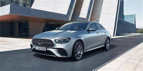 Infografika: História Mercedes-Benz triedy E a jej modelových línií