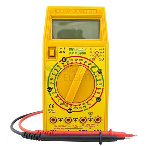 Digitální multimetr připojený k autobaterii