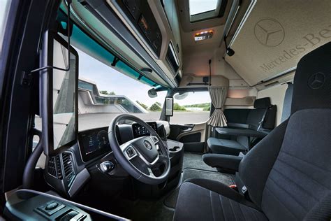 Infografika: Přehled umístění skříněk a typů zámků v interiéru Mercedes Actros