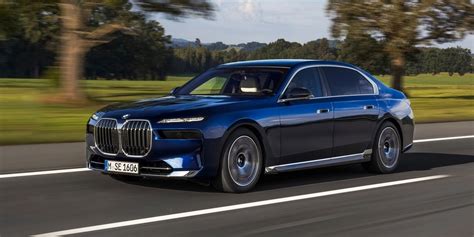 BMW řady 7 provádí test autonomního řízení na testovací ploše