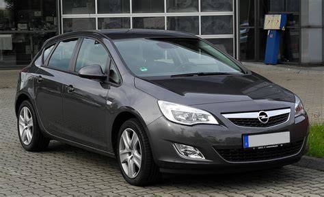 Obrázek s ukázkou černé a chrom černé masky Opel Astra J pro vizuální porovnání