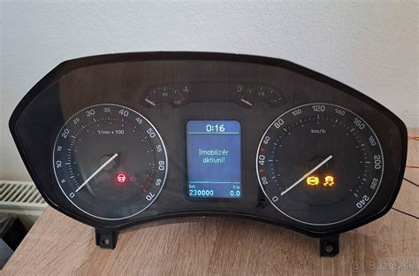 Detailní pohled na displej Maxidot budíků pro Škoda Octavia II