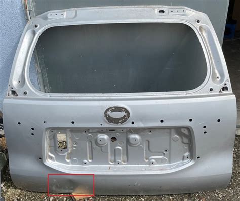 Zadní část Toyoty Land Cruiser J150 s typickým otevíráním pátých dveří