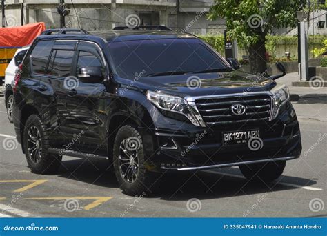 Boční pohled na Toyotu Land Cruiser J150 s paketem Black