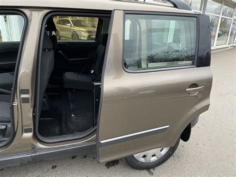 Boční pohled na Dacii Dokker s otevřenými posuvnými dveřmi.