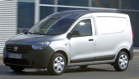 Detail interiéru Dacie Dokker s přístrojovou deskou a volantem.