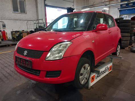 Fotografie: použitý Suzuki Swift rozebraný na díly