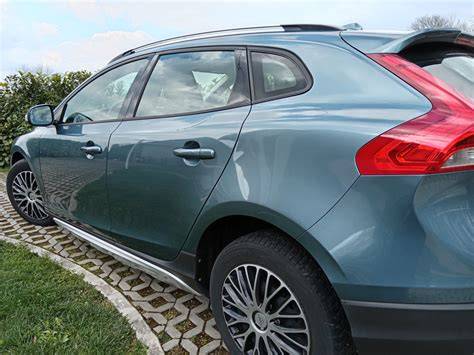 Infografika: Porovnání objemů kufru a interiérového prostoru jednotlivých verzí Volvo V40 Cross Country