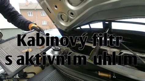 detailní pohled na mechanismus uchycení kabinového filtru