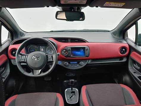 Ilustrace interiéru vozu Toyota Yaris s detailním pohledem na přístrojovou desku