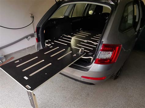 Detail skládací lůžkové vestavby pro Škodu Octavia Combi