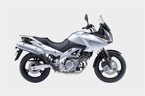 Detailní záběr na odřenou kapotáž motocyklu Suzuki DL 650 V-Strom