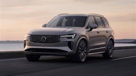 Infografika: Jak vypadá horní kryt motoru Volvo XC90 v různých generacích a jeho umístění v motorovém prostoru.