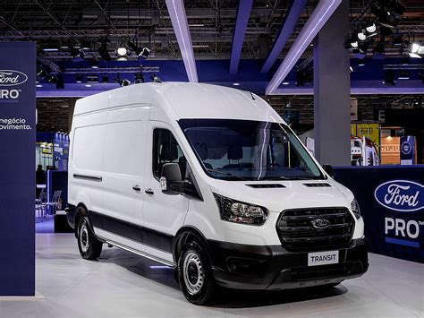Historický přehled modelů Ford Transit s vyznačením klíčových generací a faceliftů.