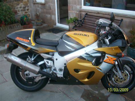 Obrázek znázorňující typy dílů na Suzuki GSXR a kompatibilních dílů