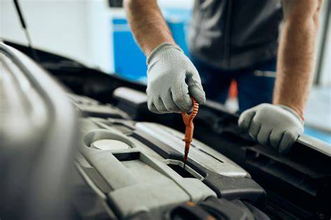 Obrázek ukazující plastové oko měrky oleje na motoru v centru motorového prostoru