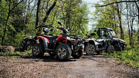 Ilustrační foto různých typů pneumatik pro čtyřkolky