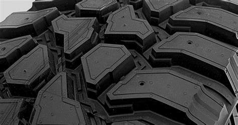 Detail agresivního dezénu terénní pneumatiky