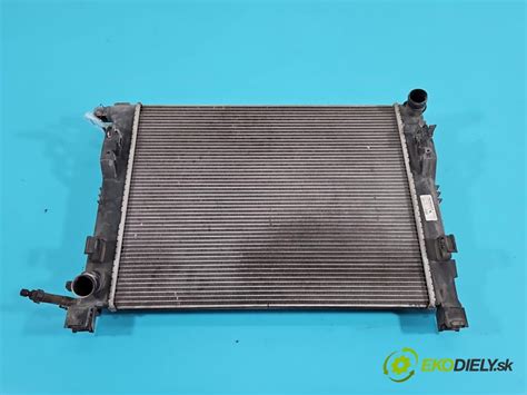 Schéma chladiče klimatizace pro Dacia Sandero II s vyznačením rozměrů a připojení.