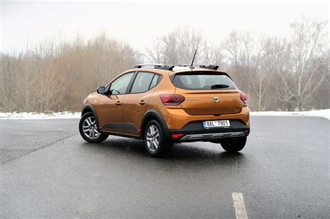 Fotografie nové Dacie Sandero v různých výbavách.