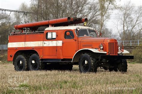 Infografika: Srovnání technických prvků terénních vozidel (4x4, redukce, uzávěrky, rámový vs. samonosný podvozek)