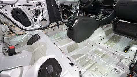 Aplikace antivibračního materiálu na podlahu vozu Toyota Yaris.