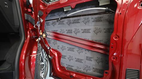 Aplikace antivibračního materiálu na vnější plech dveří.