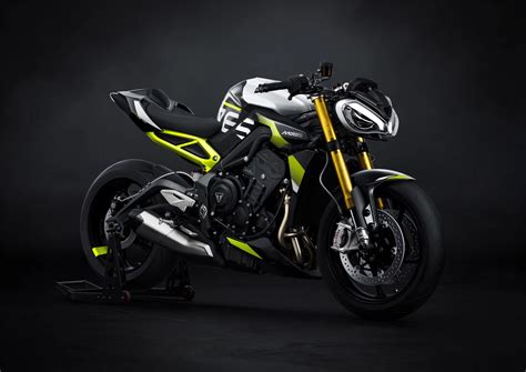 Infografika: porovnání hmotnosti a zvukových profilů s a bez Dominator na motorce Triumph 675