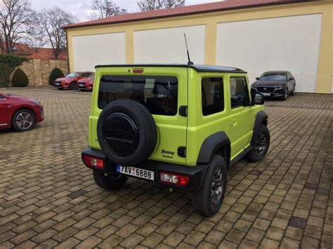 John-illustrace Suzuki Jimny: zezadu s rezervním kolem na dveřích