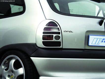 Obrázek srovnání zadních světel Opel Corsa B