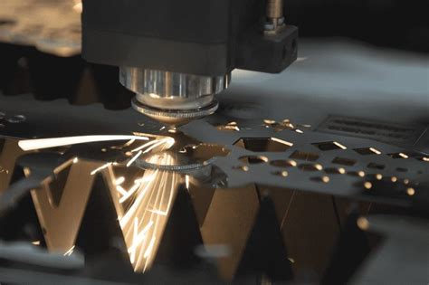 Infografika: Jak funguje Auto-Focus, nesting a kolizní systém v laserovém řezacím stroji
