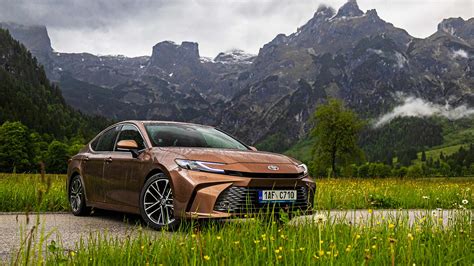 Obrázek: Toyota Camry na testovacím okruhu