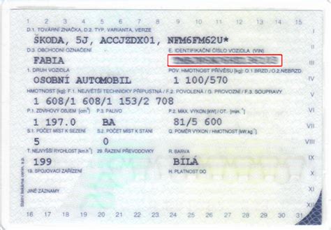 Detailní záběr na leptaný VIN kód na autoskle