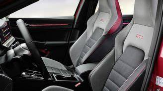 Interiér Golf GTI: sedačky Clark, volant s červeným prošíváním, páčky DSG
