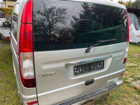 Obrázek ukazující typické zadní trojsvětlo Mercedes-Benz a jeho komponenty
