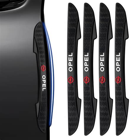 Ilustrace sady pryskyřicových samolepek s logem Opel na poklicích kol.