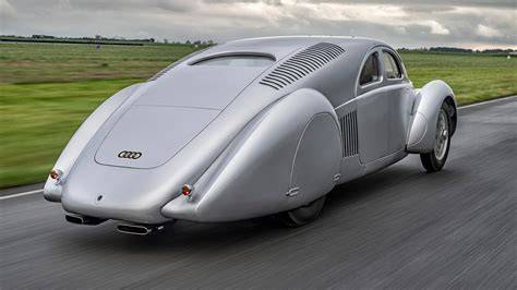 Obrázek historických vozů Auto Union a moderních Audi