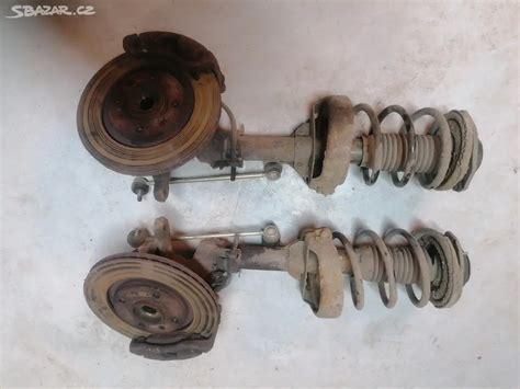 Detailní pohled na přední zavěšení McPherson