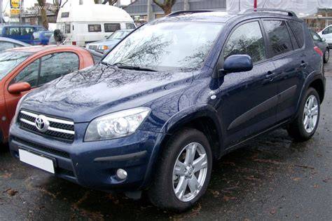Mapa rozložení motorů a verzí pro Toyota RAV4 XA30 (facelift 2008) a jejich vztah k výbavě